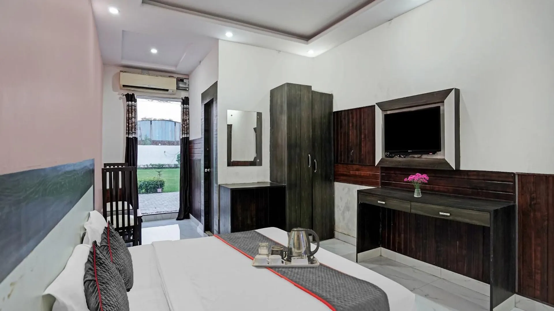 Hotel O Rajvanshi Paradise Gurgaon 3*,